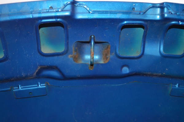 Hrdza okolo zámku prednej kapoty