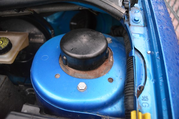 Hrdzavejúci tlmič priamo na karosérií