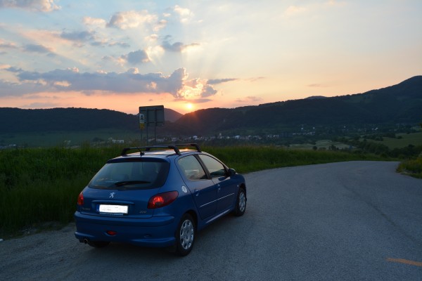 Peugeot 206 so zápodom slnka nad Zliechovom
